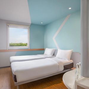 Habitación Estándar con 2 Camas Individuales
